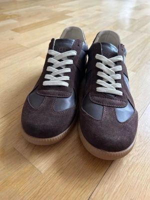 Bruna Maison Margiela Gats - Bruna Maison Margiela Gats i storlek 45, jättebra kvalitet (1:1). 