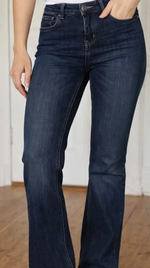 Mörkblå bootcut jeans  - Säljer mina as snygga mörkblåa bootcut jeans som tyvärr blivit försmå