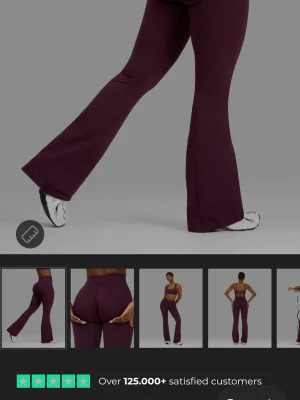 Thrivin - Snygga plommonlila träningsbyxor med utsvängda ben och ribbad struktur. Byxorna har hög midja och sitter tight upptill för en smickrande passform. Perfekta för gymmet eller yoga. De formar rumpa snyggt, inga tecken på användning 