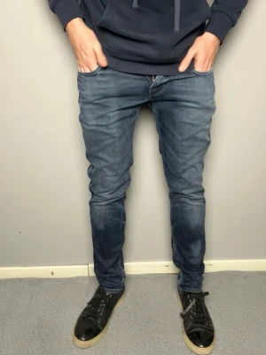 Mörkblå replay anbass jeans  - Snygga mörkblå replay anbass jeans. Mycket bra skick. Skickar snabbt efter att du har beställt. Frågor? Skicka ett meddelande.