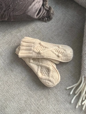 Cremevita vantar ☃️❄️💕 - Mysiga och söta tumvantar med stickat flätmönster. Perfekta för kalla dagar och ger en klassisk vinterlook. Passar dig som gillar en enkel men snygg stil.