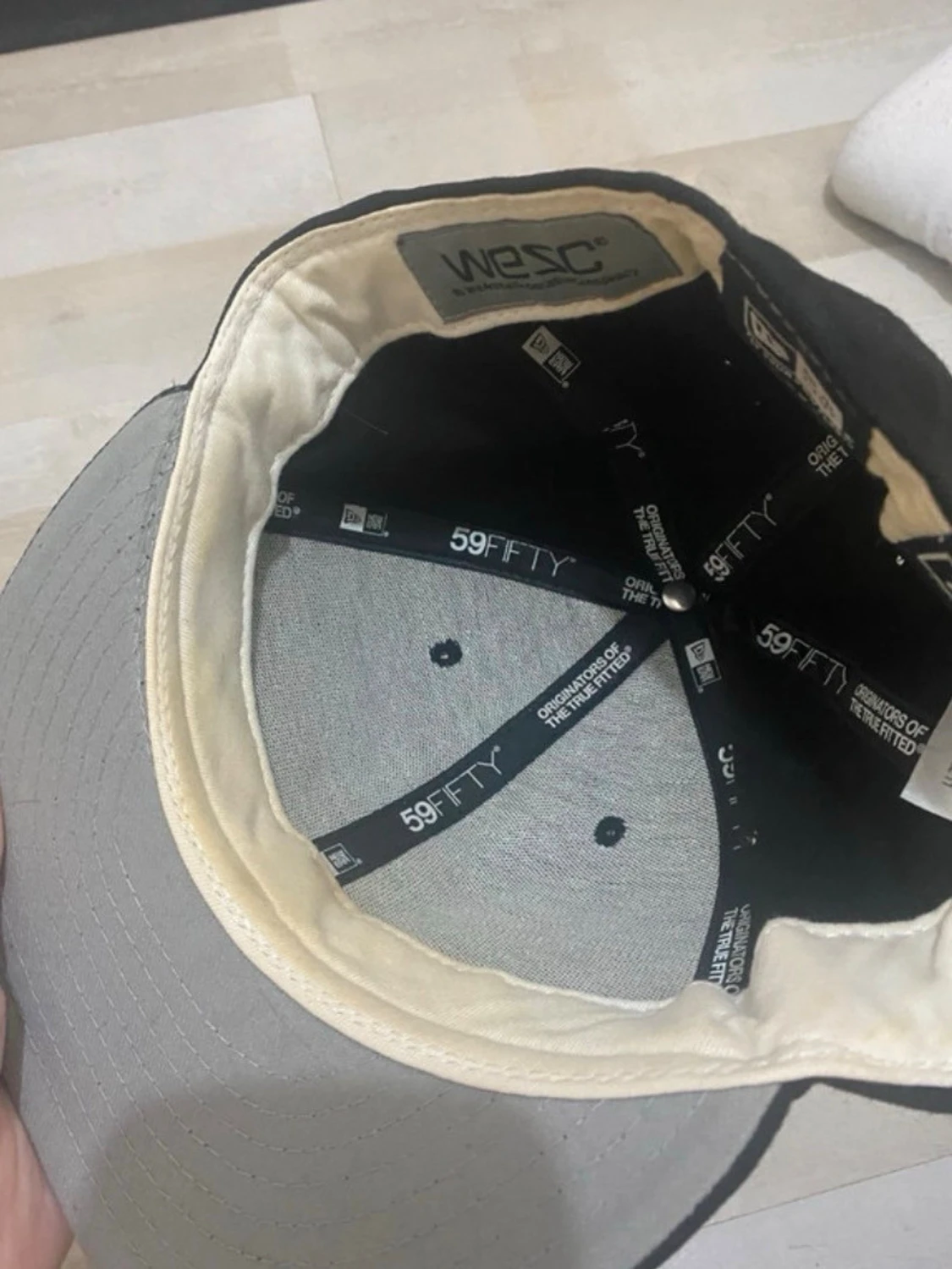 Svart keps med broderad logga - 4