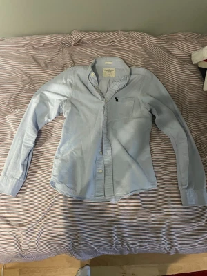 Ljusblå skjorta från ambercrombie & Fitch - Klassisk ljusblå skjorta ifrån ambercrombie & Fitch
