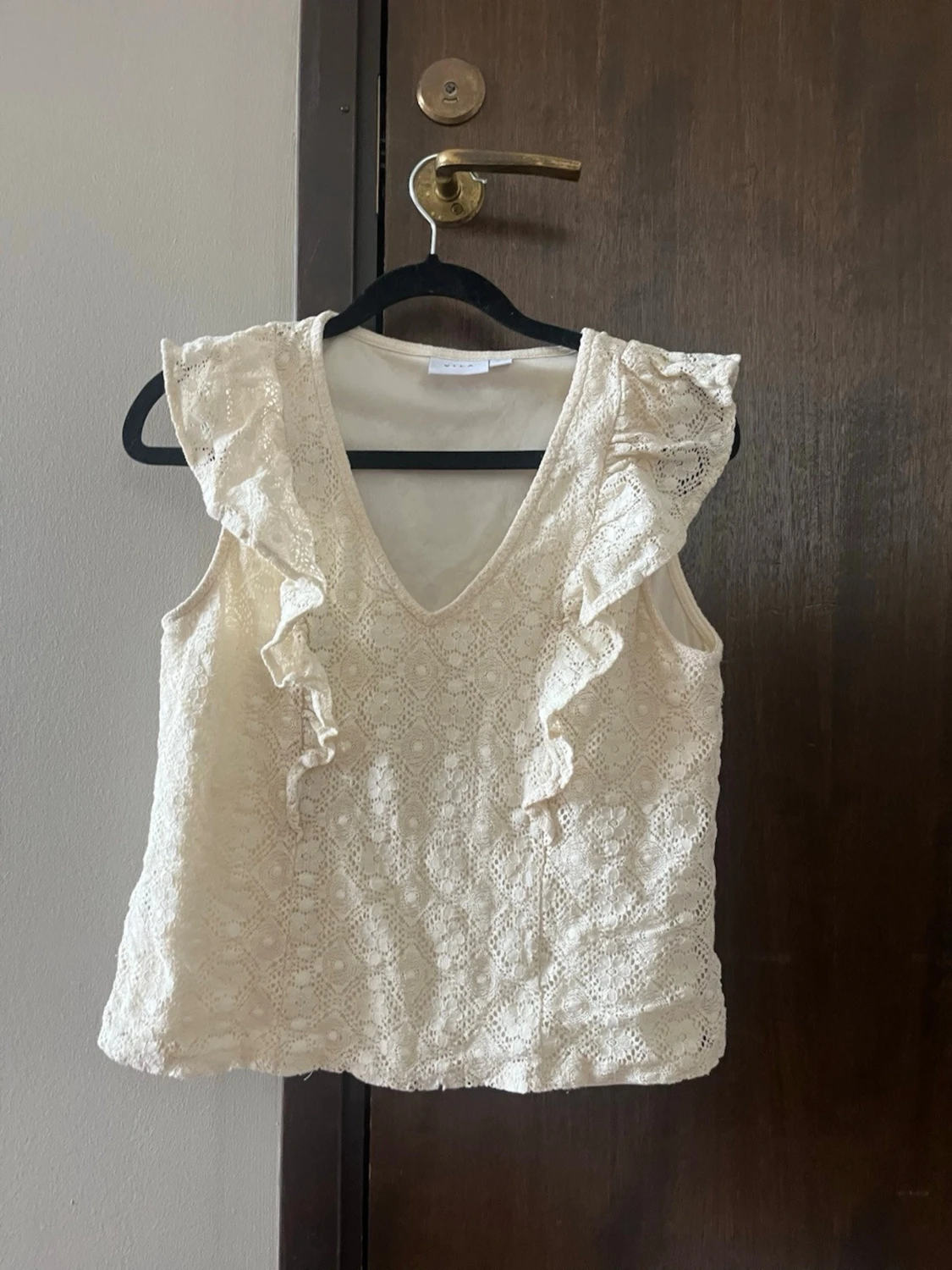 Vit spetsblus med volangdetaljer