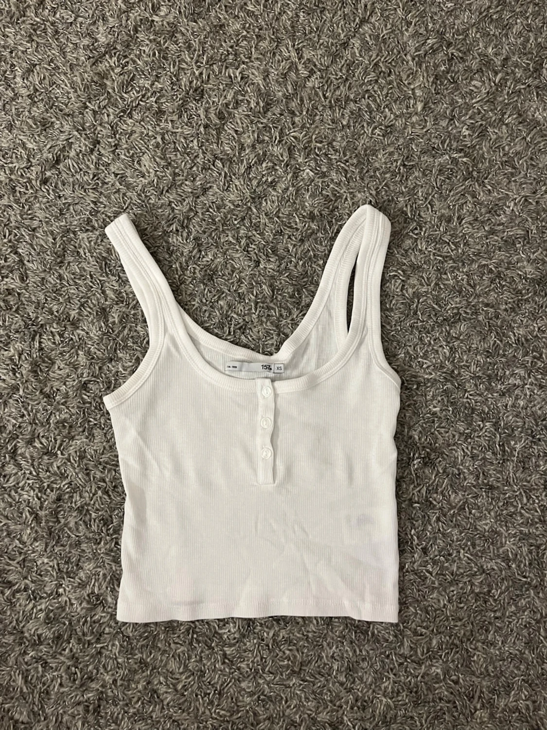 Vit ribbad linnetopp med knappar