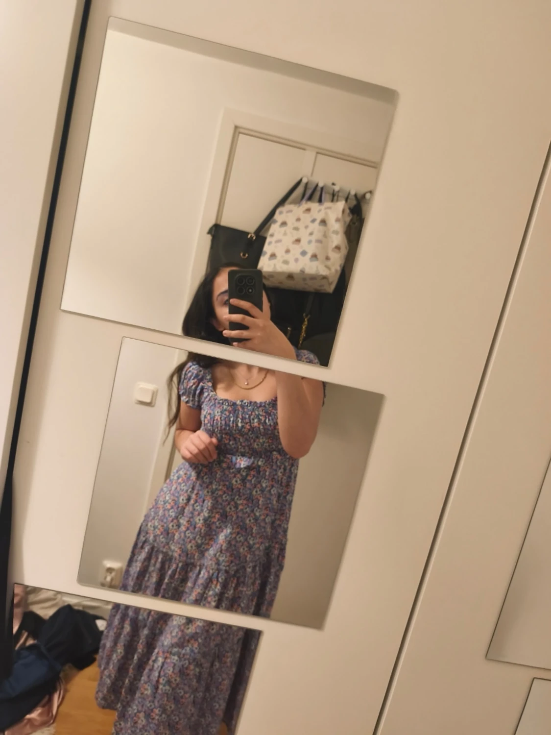 Blommig långklänning med puffärm - 1