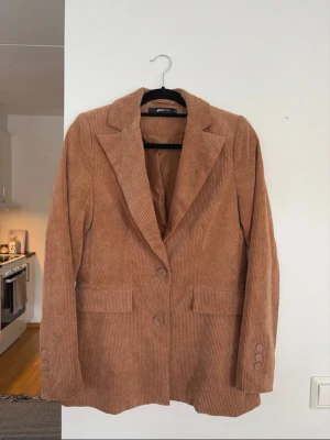 Brun manchesterkavaj  - Snygg brun manchesterkavaj i fint skick 