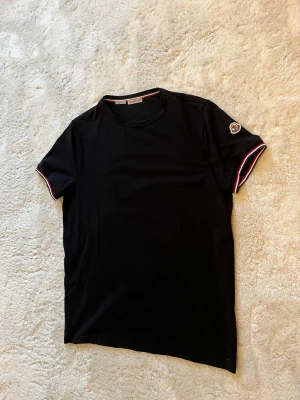 Moncler T-shirt - Storlek: L. Skick: 8/10. Färg: svart 