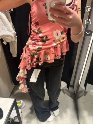 Zara set - Helt nyt set från Zara. Kjol och topp. Skulle returnera men hann inte! Helt ny med lapp kvar! Aldrig använt! Skriv om du vill köpa ett av plaggen! 