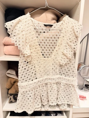 VOLANGTOPP - Supersnygg volangtopp från Zara som inte kommer till användning!!💋Sitter jättefint och passar xs/s👩🏼‍❤️‍💋‍👩🏽