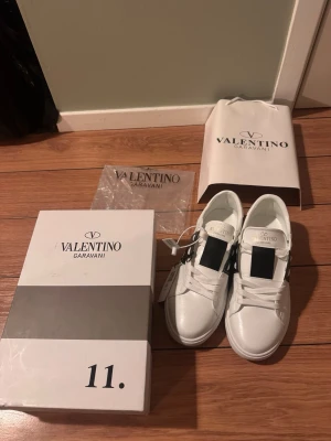 Valentino Opens - Säljer nu mina vita valentino opens då jag fick dem när jag fyllde år och dem va för små, dem är i storlek 43 och har bara testat dem så dem är i ny skick.