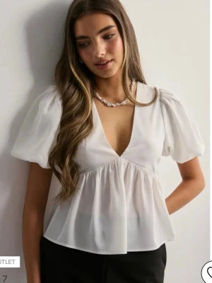 Vit blus - Vit blus från nelly i storlek 36 💓