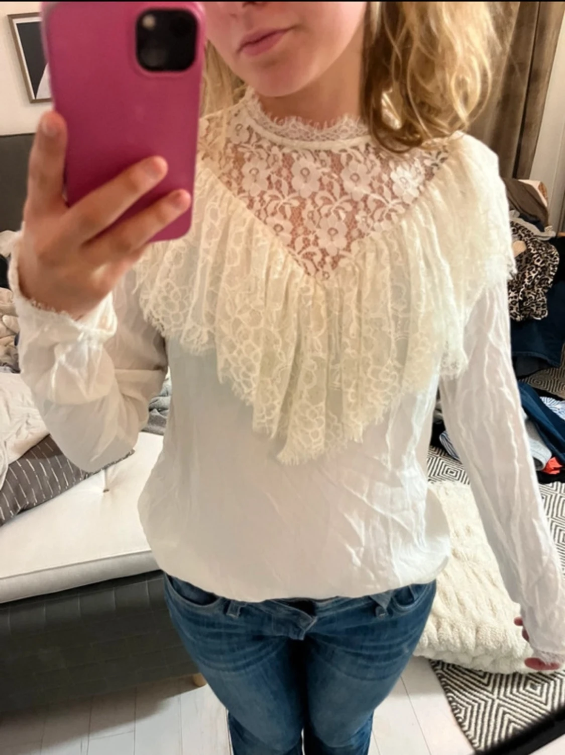 Vit blus med spets och volang