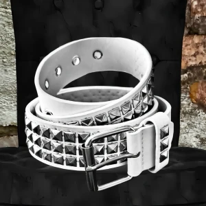 Vitt 90’s vintage nitbälte! - Vitt 3-radigt nitbälte med pyramidnitar. Längd: 100 cm. Bredd: 4 cm. I nyskick.