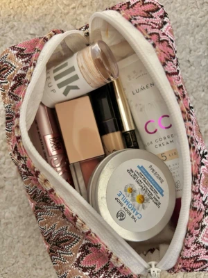 Smink necessär  - Säljer en sminkväska med ett mönstrat tyg i rosa, beige och brunt. Väskan har dragkedja och rymmer flera sminkprodukter!! 15x10x4cm ❣️