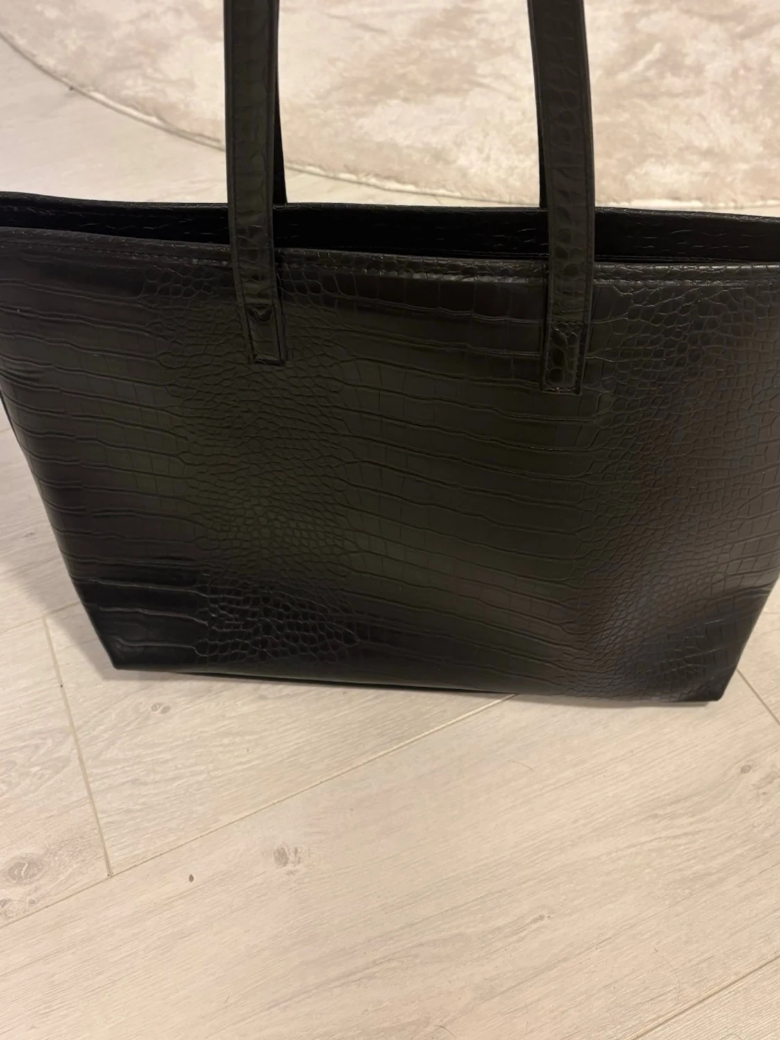 Svart shoppingväska i krokopräglat material