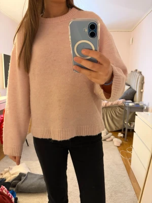 Ljusrosa stickad tröja - Ljusrosa stickad tröja från Gina tricot. Den har inga defekter. Skriv vid frågor annars är det bara att trycka på ”köp nu”❤️