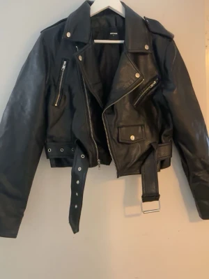 Skinnjacka/Läderjacka - Säljer denna fina skinnjacka från BikBok! Köpte den & använt 2 gånger så den är som helt ny💞