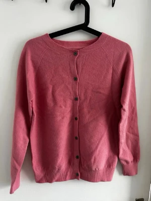 Stickad tröja - Stickad tröja, klassisk passform. Mjuk och bekväm, knäppning framtill. Oanvänd, i mycket gott skick. Inga fläckar eller hål. Storlek: [XS]. Från rök- och djurfritt hem. Önskas fler bilder kan jag lösa det, kom gärna med eget bud :) 