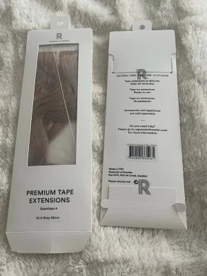 2 sets av Grå premium tape extensions 50cm  Rapunzel of Sweden - 2 sets av Premium tape extensions från Rapunzel of Sweden i färgen 10.5 Grey. Säljs i längden 50 cm och har en ljusgrå, kall ton. Håret är rakt med en lätt våg och fästs enkelt med tejp. Perfekt för dig som vill ha längre eller fylligare hår med naturlig look. Pris per styck i butik:1799sek