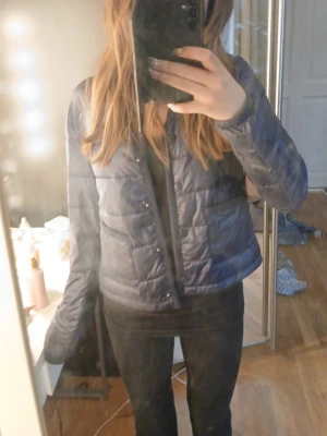 Mörkblå vår jacka - Snygg mörkblå vår jacka perfekt för att få den där sthlm stil looken stl 158/164 men skulle säga xs passar perfekt för mig som är 165 cm men tror att den skulle passa lika bra från 158cm till 173 cm pris kan diskuteras🥰