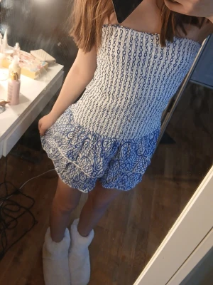 Blåvit mönstrad klänning xs/158-164 gina - Super fin klänning från gina tricot liknar designe by amour jätte fin till semestern i sommar😅 passar bra för mig som är 165 cm men skulle säga att den går från 160 cm till 170 cm pris kan diskuteras skriv vid funderingar🥰