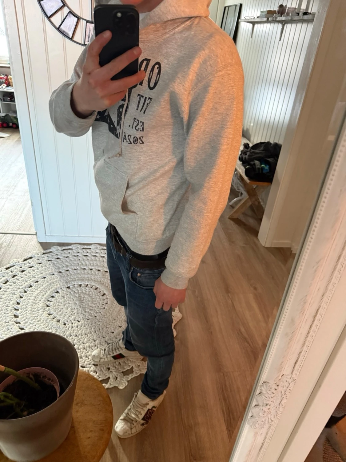 Grå hoodie med tryck och huva - 1