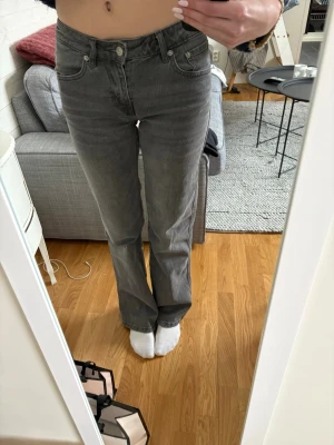 Mörkgrå jeans - Säljer ett par mörkgrå jeans från Lager 157 då de blivit för små för mig. Storlek XS. I gott skick, men lite slitna i nedre kant. 