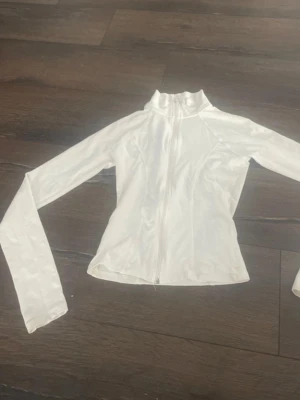 Zip tröja - Super skön tröja som ja använt som gym tröja men endast 1 gång så den är i väldigt fint skick. Den är i storlek xs men är rätt tajt så funkar som xxs också skulle ja tro🤍