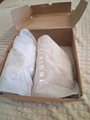 INUIKII boots helt nya strl 37 - Säljer mina helt oanvända endast provade INUIKII boots i storlek 37. Super snygga, bekväma och varma men desvärre för små för mig och hittar ej kvitto så kan ej returnera dem, därav hoppas jag att någon blir lyckligt lottad. Köptes för orginalpris: 2599kr. Säljer dem extremt billigt för att jag vill bli av med dem. Artikelnummer: 75202-004 CLASSIC LOW. Färg: Beige Strl: 37. Förpackning + inslag medkommer, lådan är lite tryckt eftersom de legat i förrådet. Kan både mötas i Göteborg och frakta!💕