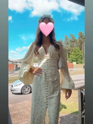 Gul adoore klänning  - Använd 1 gång så bilderna togs. Säljer eftersom jag inte tycker att jag passar i färgen. Klänningen säljs inte mer på deras hemsida. Storlek 32, XXS. Pris 1299:- Vid frågor kontakta mig 🫶🏽
