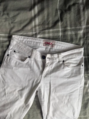 Vita jeans - Vita jean från only, säljer då de är för små för mig. Midjemåttet rakt över är ca 37 och innerbenslängden är ca 76,5. Inga defekter alls Storlek 36 men skulle säga att de är mindre än så, brukar ha 36 på exempelvis ginas jeans men dessa fick jag inte på mig (inte jag på sista bilden)