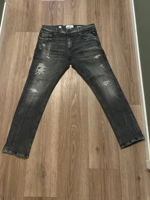 Svarta slitna jeans med raka ben - Replay mickym storlek 34/30, använda 5 gånger max 