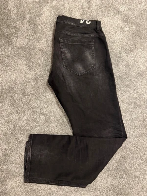 Svarta jeans från Dondup - Tja säljer dessa otroligt feta dondup jeans i storlek 34. Jeansen är i mycket bra skick. Midja = 43cm, längd = 102 cm. Priset kan ändras vid snabb affär, bara att höra av sig vid frågor 