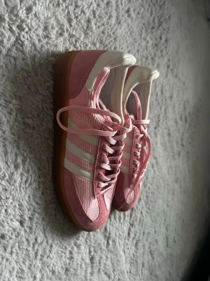 Adidas spezial - Helt nya, köpta på vinted. Säljer då de är för stora