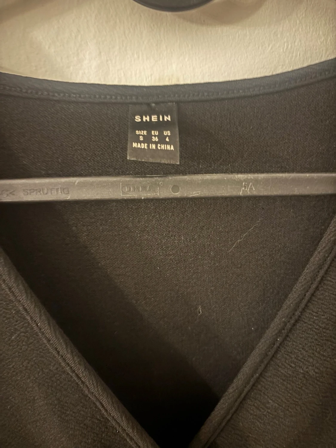 Svart omlottopp med volang - 3