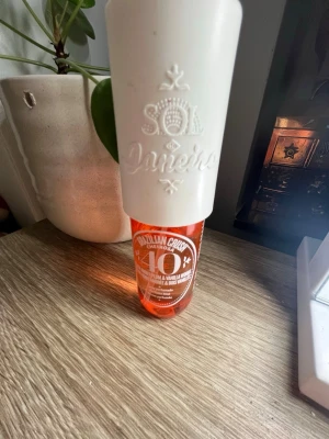 Sol de Janeiro Brazilian Crush 40 - Sol de Janeiro Brazilian Crush Cheirosa 40 är en parfymmist i en snygg orange flaska med vit kork. Doften har inslag av svartvinbär, jasmin, karamelliserad vanilj och mysk. Perfekt för dig som gillar söta och varma dofter.