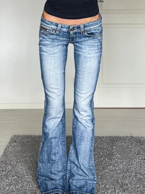 Jeans - Midjemått: 39cm rakt över, innerbenslämgd: 84cm 💗