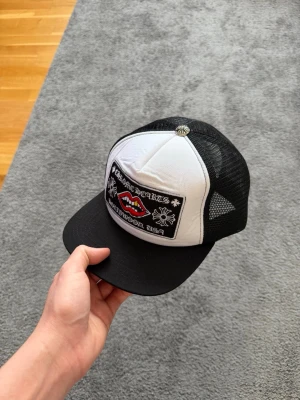 Chrome hearts keps - Riktigt fet chrome hearts keps. Den är knappt använd och är i mycket fint skick. Det ända är att den blivit lite skrynklig då den legat i garderoben, men det är nog lätt att fixa. Frågor? Bara att skriva✅ allt gott, mvh Noah154 PS, KÖP INTE MED INSTABOX OM DU VILL FÅ VARAN FRAKTAD SNABBT‼️‼️