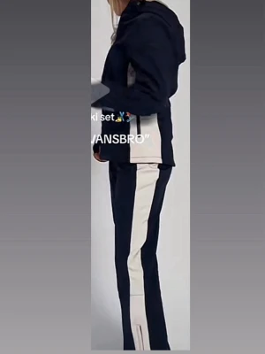 Mörkblå täckbyxor och jacka med vita detaljer - BARA ANVÄNDA 1 GÅNG Säljer ett par mörkblå täckbyxor och jacka med breda vita linjer längs sidorna. Byxorna har lite utsvängda ben, och jackan är ganska smal. Dem är perfekta för vinterns alla äventyr. Materialet är tåligt och vattenavvisande, vilket gör dem grymma för skidåkning eller snölek. 