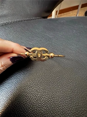 Guldaktigt armband  - Guldaktigt armband. Man kan justera storlek lite, genom att nypa ihop eller dra ut armbandet. Aldrig använt!