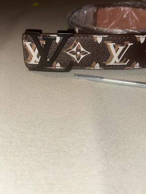 V bukle belt - Helt nytt och snyggt bälte, 110 cm långt. Bra kvalitet och aldrig använt. Har du frågor? Dm gärna 