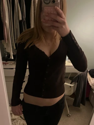 Brun kofta med knappar - Brun kofta med knappar, på armen finns små knappdetaljer! Storlek S❣️