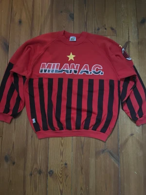 AC Milan 90s vintage sweatshirt - Säljer vintage AC Milan sweatshirt från 90-talet. Väldigt bra skick med tanke på hur gammal den är. En liten skavank vid nederkant, syns på sista bilden. Storlek S-M. Säljs på andra ställen för ungefär 1200kr medans jag säljer för 499! Priset är dock ej hugget i sten!