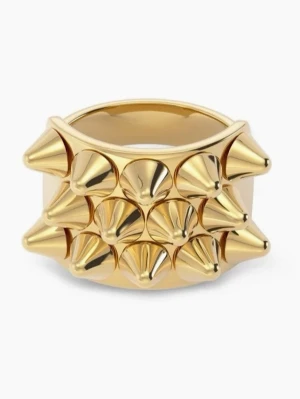 Guldfärgad ring med nitar från Edblad - Cool ring i guldfärgad metall med flera spetsiga nitar på ovansidan. Ringen har en bred design och ger en edgy och unik look. Perfekt för dig som vill sticka ut och addera lite attityd till din stil.