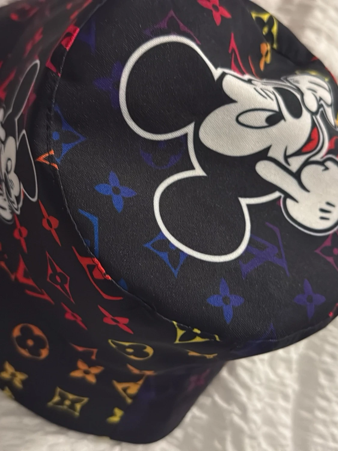 Svart bucket hat med Mickey Mouse