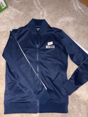 Exklusiv NOCCO zip-hoodie - Säljer nu denna extremt sällsynta nocco zip hoodien | den är perfekt för allting såsom träning men även till vardagen | Skick 9,5/10 | storlek S | kom gärna med prisförslag 🤩😁