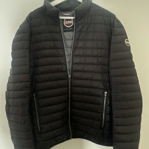 Svart dunjacka från Colmar - Säljer en sjukt snygg svart dunjacka från Colmar. Jackan är i bra skick 9/10 då den knappt är använd och i storlek 50 vilket motsvarar M/L. Nypris 3400kr  