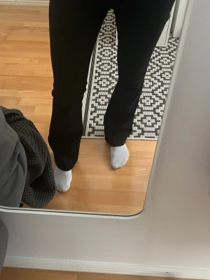 Svarta bootcut jeans - Säljer ett par svarta bootcut jeans från LEE med hög midja och klassisk femficksdesign. Storlek: W27 L33.   Jeansen har en snygg, figurnära passform upptill och utsvängda ben. Perfekta till sneakers eller boots och passar till många olika stilar.Priser går att diskutera💞💞