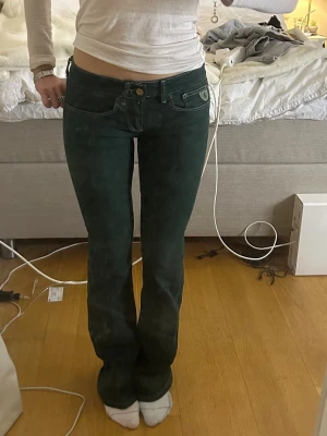 Mörkgröna bootcut jeans - Säljer ett par mörkgröna bootcut jeans med låg midja från Lois. Nypris 1000kr